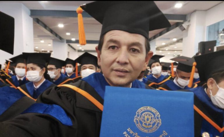 บ้ณฑิตป้ายแดง บุญรุ่ง เต๋งจงดี (เอ) เข้าพิธีรับปริญญาตรี คณะรัฐศาสตร์ มหาวิทยาลัยปทุมธานี