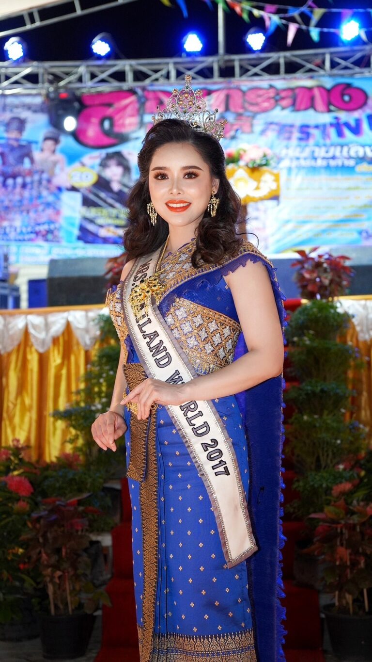 “คุณจ๋า วิลาสินี” ผู้อำนวยการกองประกวด QUEEN OF BIKINI & FITNESS MODEL นำทีมนางงามมีกล้าม พร้อมด้วย “แพรว จีรวัลย์ AF8″ ร่วมเป็นกรรมการตัดสิน “หนูน้อยนพมาศสืบสานวัฒนธรรมไทย”