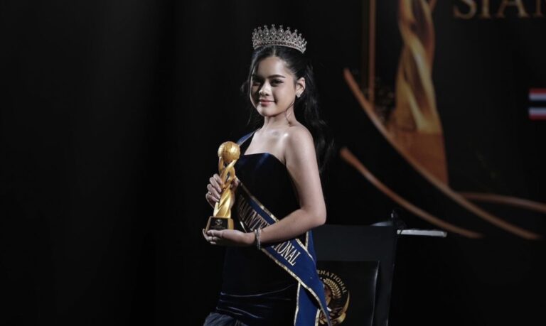 น้องอิมมี่ อิณญาฎา นางเอกวัยรุ่นดาวรุ่งดวงใหม่ ดีกรี แอมบาสเดอร์ Siam International Awards 2024 เวทีรางวัลอวอร์ดระดับสากลที่จัดขึ้นที่ประเทศไทยและยังเข้ารับรางวัลในครั้งนี้อีกด้วย