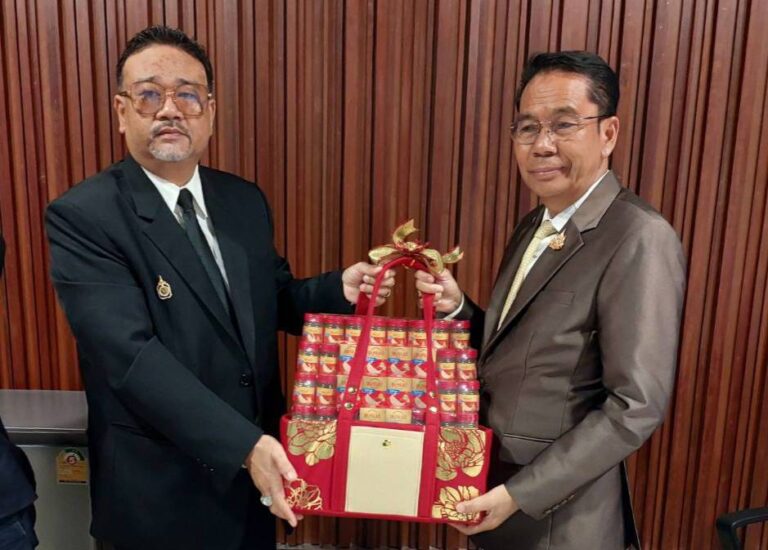 ประธานกลุ่มไจแอนท์ไฟท์ เป็นประธานจัดการแข่งขันมวยโลก พร้อมคณะกรรมการจัดการแข่งขันเดินทางเข้าพบ  นายสุทิน คลังแสง อดีตรัฐมนตรีว่าการกระทรวงกลาโหม