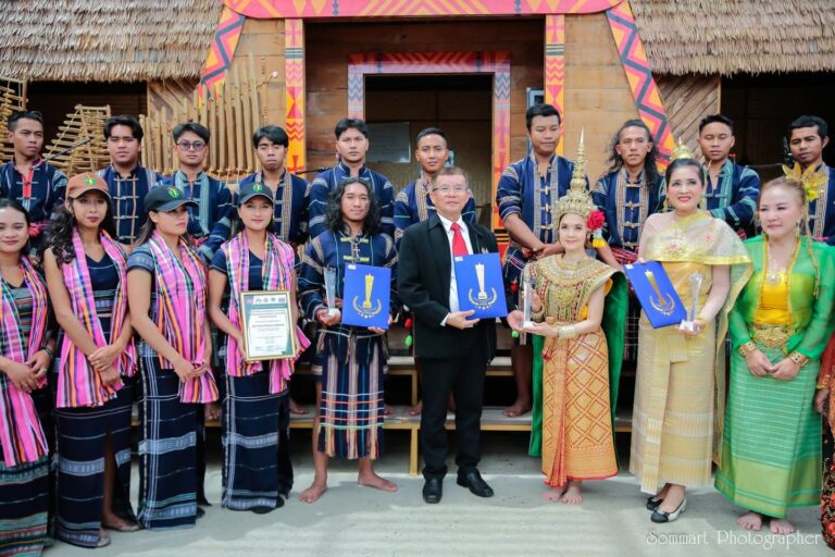 มหกรรรมเชื่อมสัมพันธ์วัฒนธรรม เวียดนามและไทย   สมาพันธ์สื่อสร้างสรรค์ จับมือ บ้านรำไท ดอนเมือง และองค์กรภาคีเครือข่าย จัดงานมหกรรมเชื่อมสัมพันธ์และแลกเปลี่ยน ศิลปะ วัฒนธรรม และวิชาการ นานาชาติ 2025 เวียดนามและไทย ที่เมืองดาลัต เวียดนาม