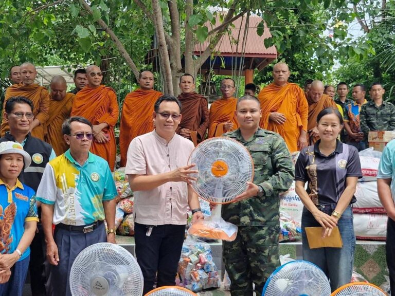 คณะสงฆ์ นำชาวบ้าน ให้กำลังใจ ทหารที่ปฏิบัติหน้าที่ ตามแนวชายแดน ไทย – กัมพูชา