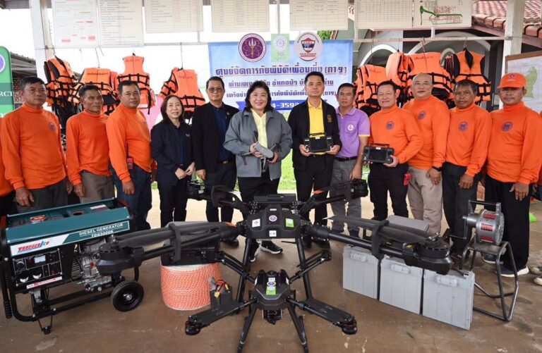 วช. และสมาคมกีฬาเครื่องบินจำลองและวิทยุบังคับ ร่วมส่งมอบโดรนกู้ภัย ณ ศูนย์การจัดการภัยพิบัติเพื่อนพึ่ง (ภาฯ) อ.ปัว จ.น่าน เสริมภารกิจช่วยเหลือภัยพิบัติด้วยนวัตกรรม