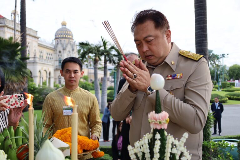 รองนายกฯ สุชาติ สักการะสิ่งศักดิ์สิทธิ์ประจำทำเนียบรัฐบาล เพื่อความเป็นสิริมงคล ก่อนเ