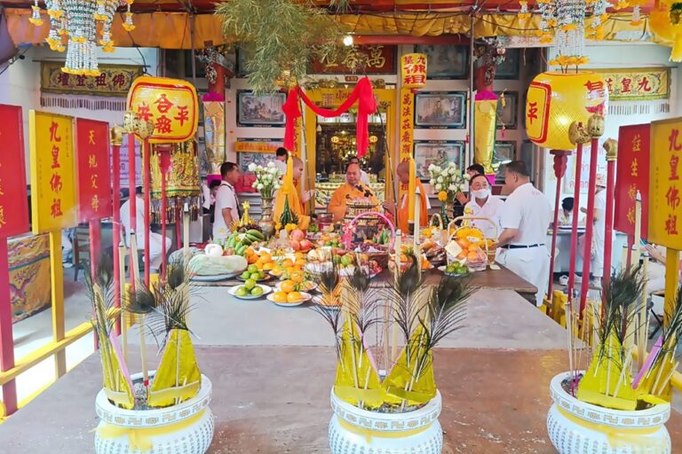 โรงเจ บ้วนชุนตั๊ว เริ่มต้นเทศกาลกิจเจ ด้วยการจัด “พิธีเชิญเจ้า”.. ผู้คนหลั่งไหลร่วมงานกันคับคั่ง