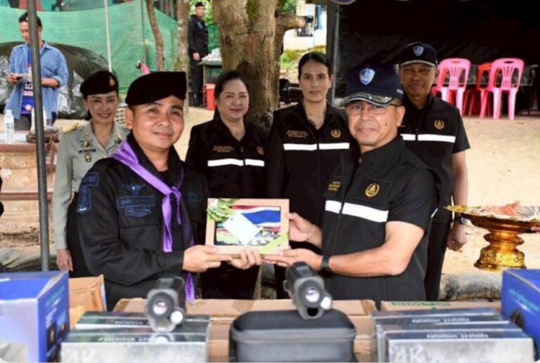 ผู้อำนวยการองค์การสงเคราะห์ทหารผ่านศึก และคณะ เยี่ยมเยียน มอบสิ่งของให้แก่ทหารที่กำลังปฏิบัติหน้าที่ ณ ฐานปฏิบัติการช่องบก อำเภอน้ำยืน จังหวัดอุบลราชธานี