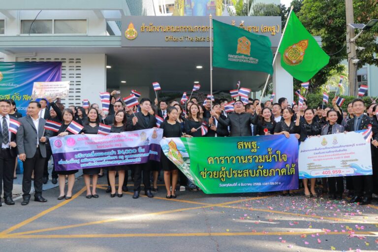 สพฐ. ระดมคาราวานใหญ่ลงใต้ ส่งมอบความช่วยเหลือเร่งด่วนหลังสถานศึกษากว่า 800 แห่งได้รับผลกระทบจากอุทกภัย ดร.ศักดิ์สิน โรจน์สราญรมย์ หนุนรถบรรทุกเสริมกำลังขนส่งสิ่งของ ขณะรัฐมนตรีศึกษาธิการย้ำยืนเคียงข้างครู–นักเรียนจนกว่าสถานการณ์จะคลี่คลาย.