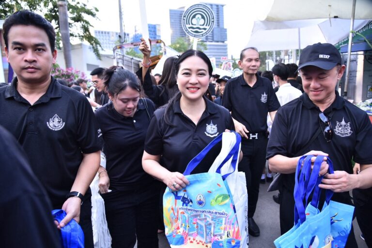 ดร.รวีวรรณ ปลัดกระทรวงฯ นำทีม ทส. ชวนประชาชนพกถุงผ้า ลดใช้ถุงพลาสติก ในงานกาชาด ปี 2568