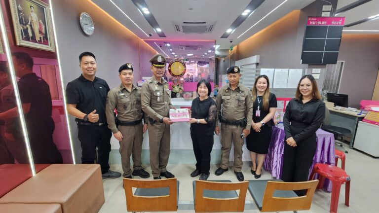 ตำรวจบ้านโฮ่งลงพื้นที่เชิงรุก! ผกก.นำทีมเดินเท้าเยี่ยมชาวบ้าน พร้อมแนะติดตั้งแอป “Police Care” เพิ่มความปลอดภัย