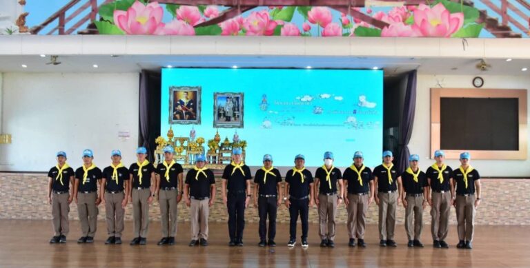 พ.ต.อ.ถิรเดช จันทร์ลาด ผกก.สภ.ลำลูกกา นำตำรวจทำความดี ด้วยหัวใจ เนื่องในวันสมเด็จพระนเรศวรมหาราช จัดปรับภูมิทัศน์สถานที่ราชการ