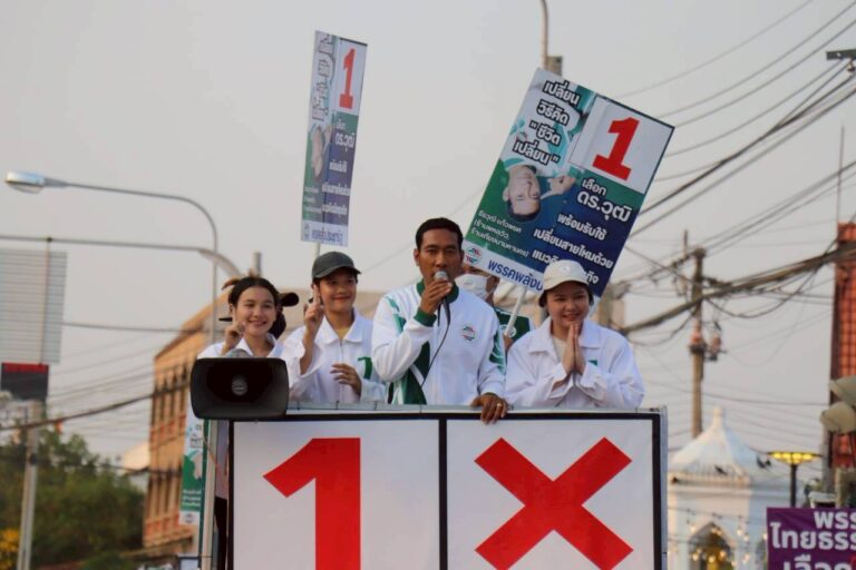 อัจฉริยะไอเดียสุดยอด! ดร.”ธีรวุฒิ แก้วพยศ” เบอร์ 1 เขต11 กทม.แขวงคลองถนน แขวงสายไหม(ยกเว้นแขวงออเงิน) กับป้ายหาเสียงกลับหัว